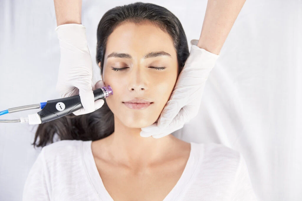 Профессиональный уход за кожей с Hydrafacial в Центре хирургии и реабилитации «Гелиос» 1