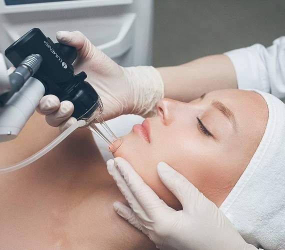 Лазерные процедуры на аппарате Lumenis AcuPulse в Центре хирургии и реабилитации «Гелиос» 1