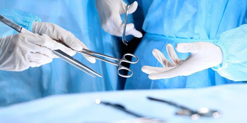 <p> <strong style="background-color: transparent; color: rgb(102, 163, 224);">Общие показания к хирургическому лечению:</strong></p><ul><li><span style="background-color: transparent; color: rgb(136, 136, 136);">патологии органов брюшной полости — заболевания желудочно-кишечного тракта, желчных путей, аппендикса, грыжевые выпячивания;</span></li><li><span style="background-color: transparent; color: rgb(136, 136, 136);">длительные или острые боли в животе — при подозрении на патологию внутренних органов;</span></li><li><span style="background-color: transparent; color: rgb(136, 136, 136);">нарушения пищеварения, изменения стула, примеси крови при заболеваниях органов пищеварения;</span></li><li><span style="background-color: transparent; color: rgb(136, 136, 136);">подозрение на хирургические заболевания (например, аппендицит, холецистит, грыжа);</span></li><li><span style="background-color: transparent; color: rgb(136, 136, 136);">опухоли и новообразования — доброкачественные или злокачественные, требующие удаления или обследования.</span></li></ul><p><strong style="background-color: transparent; color: rgb(102, 163, 224);">Показания для лапароскопических операций:</strong></p><p><span style="background-color: transparent; color: rgb(136, 136, 136);">Лапароскопическое хирургическое вмешательство применяется в 99% случаев при:</span></p><ul><li><span style="background-color: transparent; color: rgb(136, 136, 136);">желчнокаменной болезни (удаление желчного пузыря);</span></li><li><span style="background-color: transparent; color: rgb(136, 136, 136);">аппендиците (удаление аппендикса);</span></li><li><span style="background-color: transparent; color: rgb(136, 136, 136);">заболеваниях кишечника (опухоли, дивертикулит, колит);</span></li><li><span style="background-color: transparent; color: rgb(136, 136, 136);">грыжах (паховых, пупочных);</span></li><li><span style="background-color: transparent; color: rgb(136, 136, 136);">большинстве гинекологических и урологических патологий.</span></li></ul><p><strong style="background-color: transparent; color: rgb(102, 163, 224);">Когда обращаться к хирургу:</strong></p><ul><li><span style="background-color: transparent; color: rgb(136, 136, 136);">острая или длительная боль, которая не проходит;</span></li><li><span style="background-color: transparent; color: rgb(136, 136, 136);">тошнота, рвота, изменения стула или кровь в кале;</span></li><li><span style="background-color: transparent; color: rgb(136, 136, 136);">желтуха (желтое окрашивание кожи/слизистых);</span></li><li><span style="background-color: transparent; color: rgb(136, 136, 136);">появление выраженных выпячиваний или опухолевидных образований;</span></li><li><span style="background-color: transparent; color: rgb(136, 136, 136);">нарушения мочеиспускания или выраженный дискомфорт при заболеваниях органов брюшной полости.</span></li></ul><p><br></p>